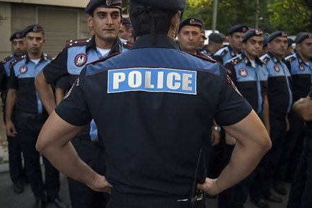 Ermənistanda bir neçə polis əməkdaşı həbs edildi