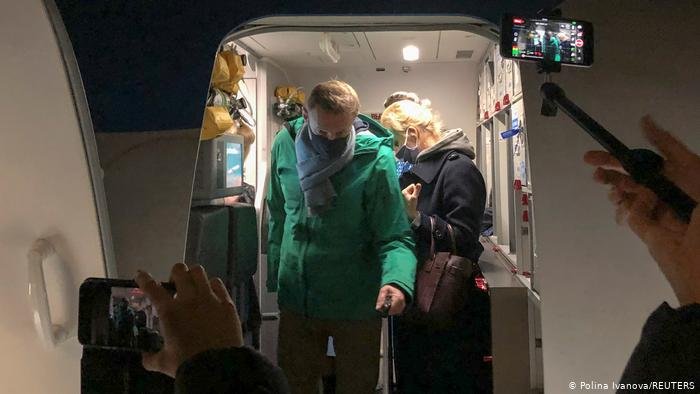 Almaniyadan Moskvaya gələn Navalnı hava limanında belə saxlanıldı - VİDEO