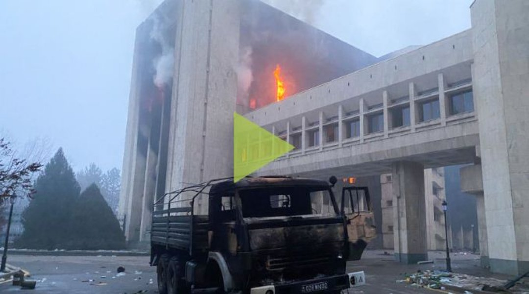 Qazaxıstanda “MİR-24” telekanalının binası yandırıldı - VİDEO