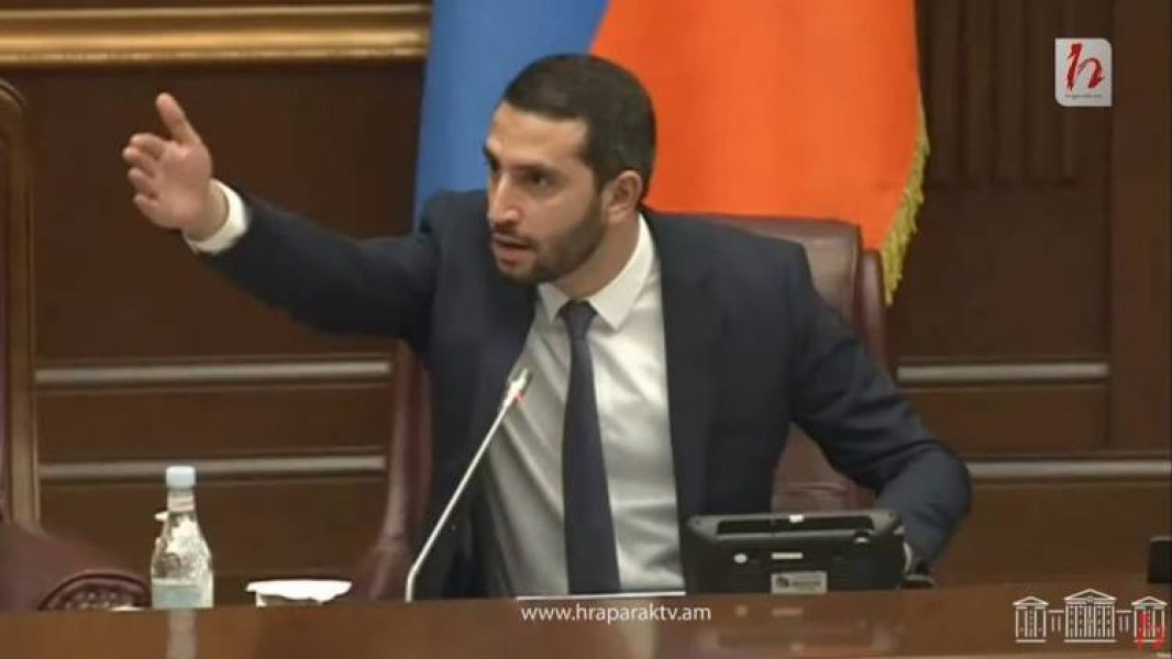 Ermənistan parlamentində yenidən dava düşdü - VİDEO