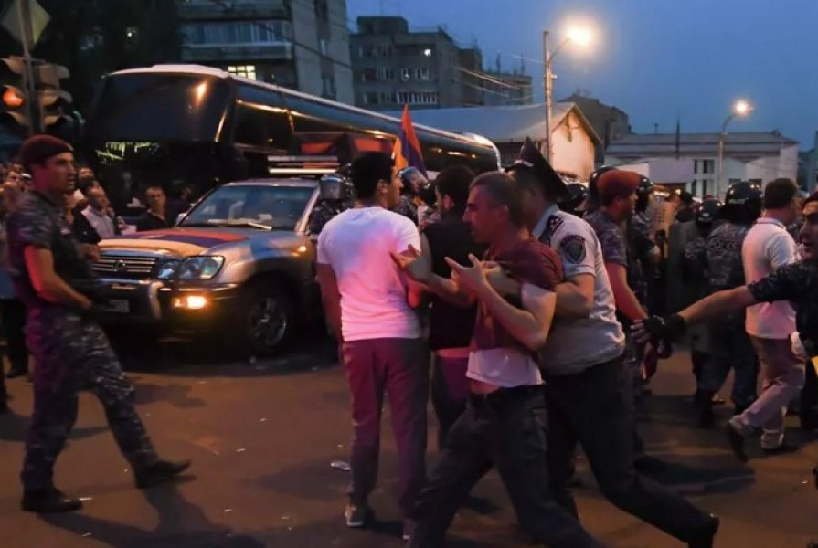 Ermənistanda GƏRGİNLİK ARTIR: 10 nəfər həbs edildi