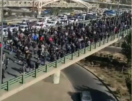 İranda etirazçılar kütləvi yürüş keçirdi - VİDEO