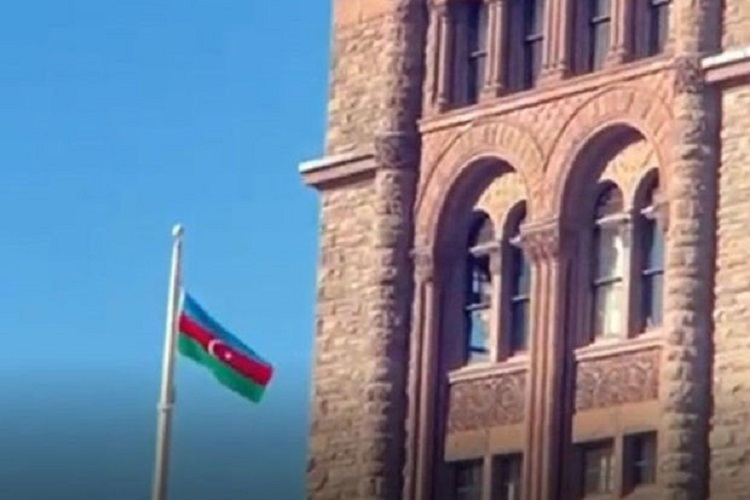 Ontario parlamentinin önündə ilk dəfə Azərbaycan bayrağı ucaldılıb - VİDEO