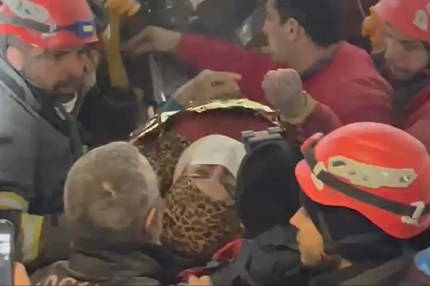Türkiyədə 209 saat sonra ata və qızı dağıntılar altından sağ çıxarıldı