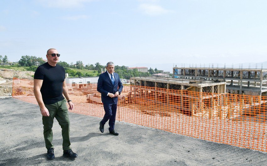 Prezident İlham Əliyev Şuşa şəhər xəstəxanasının binasında tikinti işlərinin gedişi ilə tanış olub