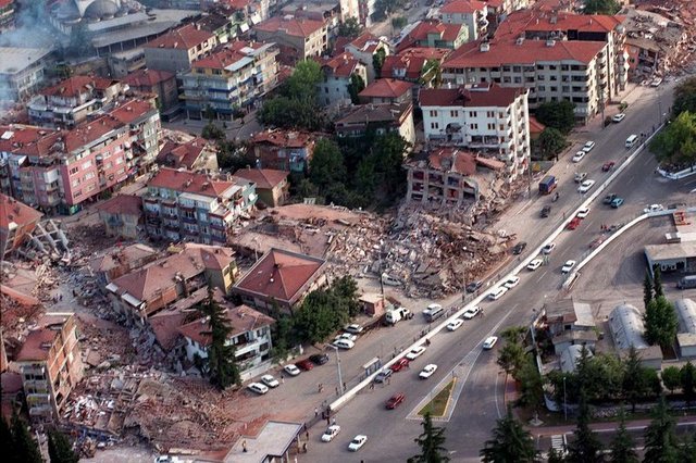 İstanbulda bina çökdü, sakinlər dağıntılar altında qaldılar