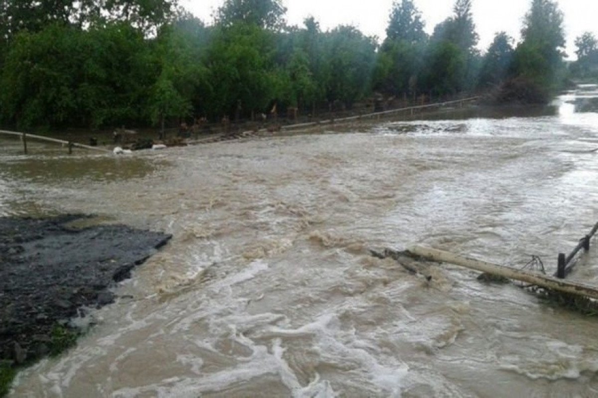 Güclü sel nəticəsində Giləzi-Xızı avtomobil yolu bağlanıb