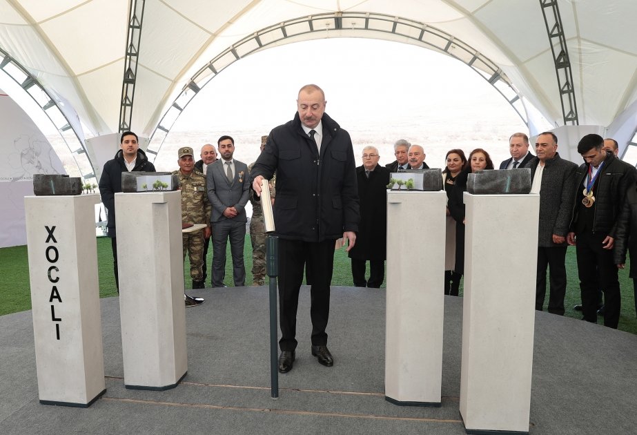 Prezident Xocalıda soyqırımı memorialının təməlini qoyub, rayon ictimaiyyətinin nümayəndələri ilə görüşüb