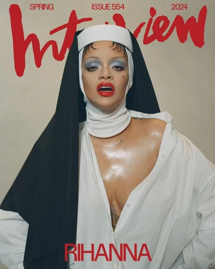Rihanna sinəsi açıq geyimdə rahibə obrazında - FOTO