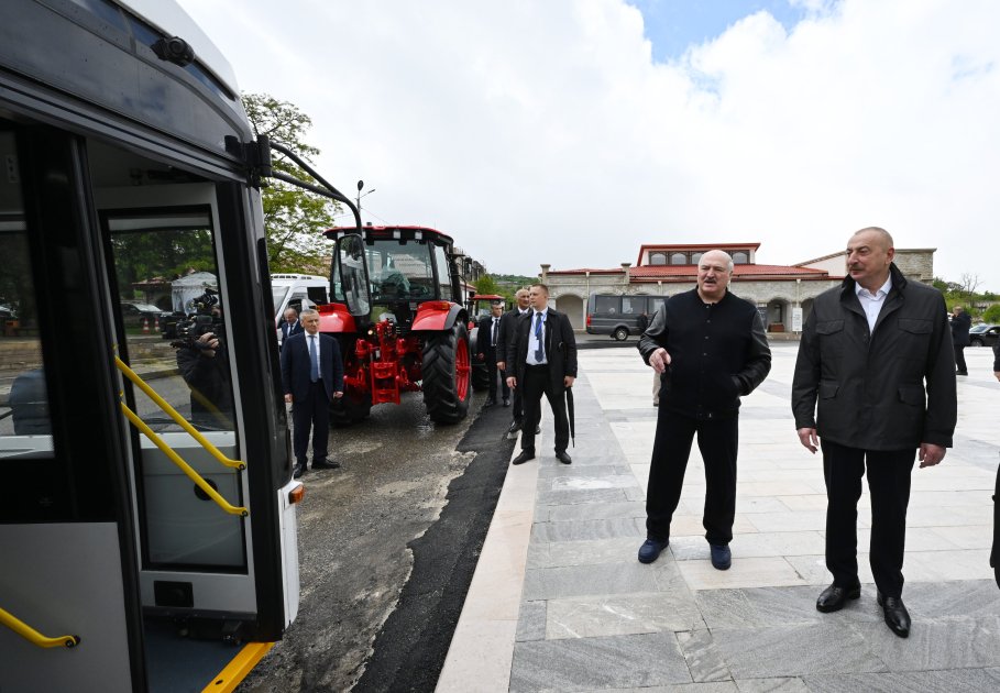 Azərbaycan ilə Belarusun birgə istehsalı olan avtobusa və Lukaşenkonun hədiyyə etdiyi traktorlara baxış keçirilib